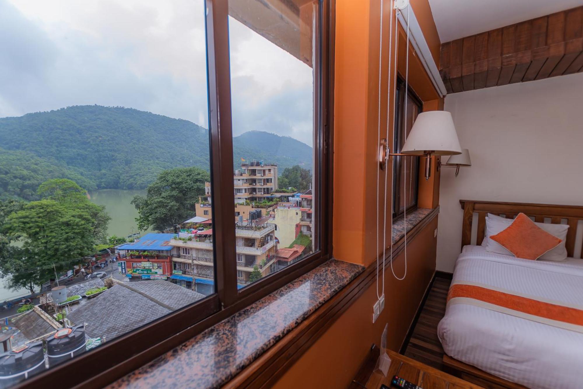 Hotel Pokhara Batika Extérieur photo