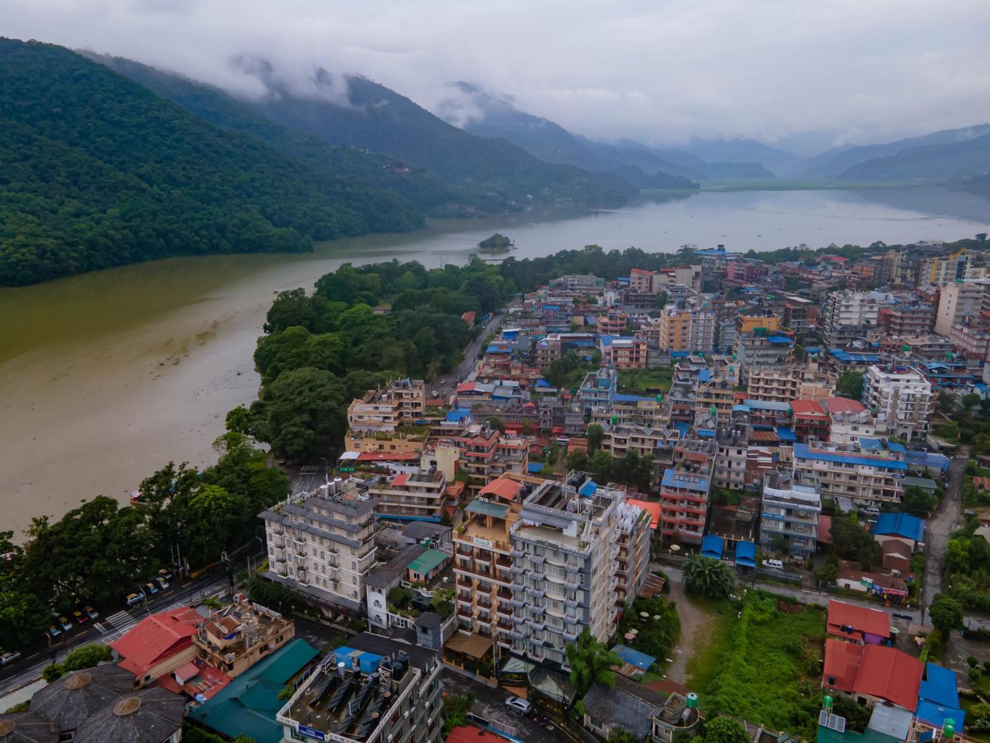 Hotel Pokhara Batika Extérieur photo